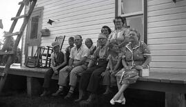 Vachon Alexandre Garçon inconnu Papillon Albany Filles inconnues Vachon Arthur Burns Laura Garçon inconnu Papillon Ireen assis sur la galerie d'Arthur Vachon