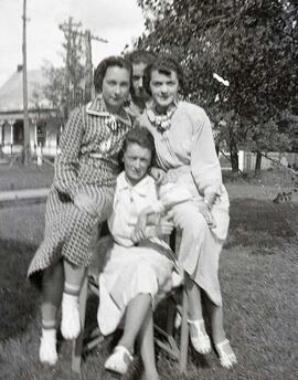 Burns Jeanne (assise) Trois femmes inconnues