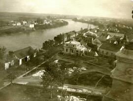 Vue prise du haut du clocher de St-Casimir – n&b.