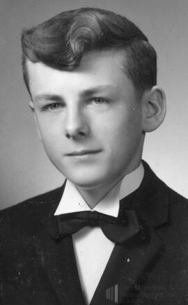 Portrait d’un jeune homme avec un nœud papillon