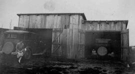 Deux voitures dans un garage