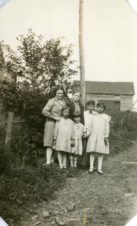 Deux femmes et quatre enfants