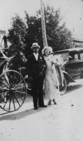 Un homme et une femme près d'une calèche