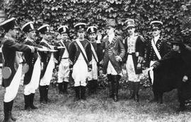 Photo de militaires et un homme en noir (troupe de théâtre)
