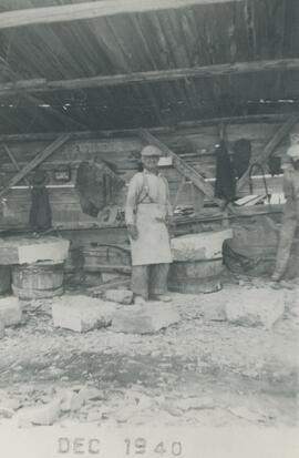 Carrières - Vieil homme au travail - Abri de bois & taille de la pierre