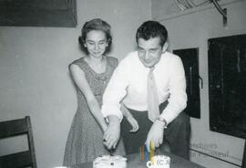 Homme et femme découpant un gâteau