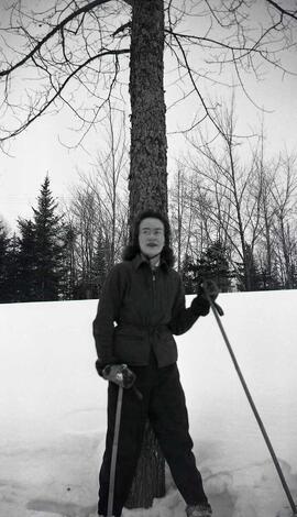 Vachon Irène en skis devant un arbre