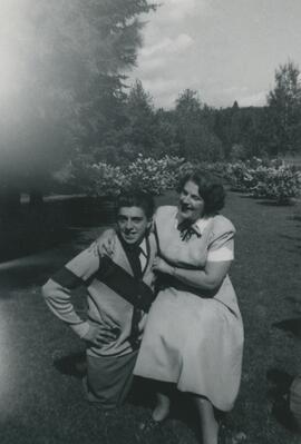 Jeune homme et sa mère