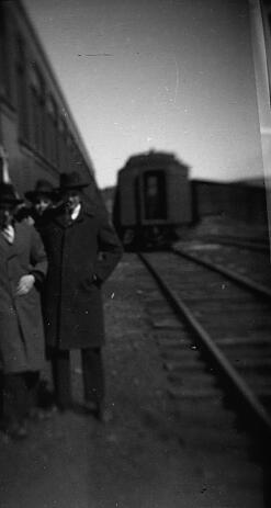 Un homme à côté d'un chemin de fer