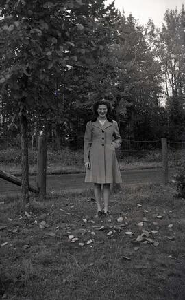 Vachon Rollande debout près des hydrangers