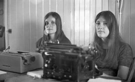 Lise Morency à gauche et Ghislaine Rivard à la dactylo