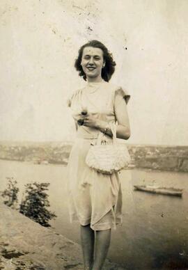 Rollande devant le fleuve