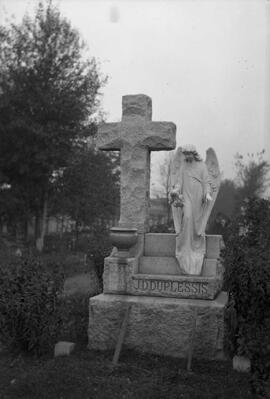 Duplessis, J.D. - Stèle funéraire