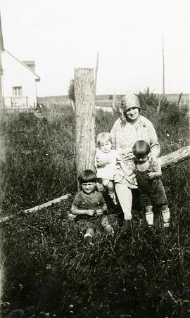 Yvonne L’Écuyer avec ses 3 garçons Justin, Bernard et Paul-Eugène