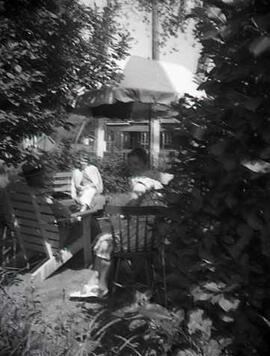 Trois personnes à l'extérieur