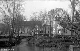 Pont,  maison cossue et son voisinage au bord de l'eau