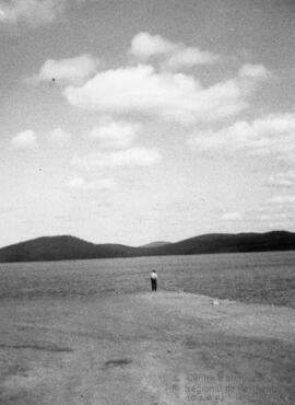 Homme regardant le paysage au loin
