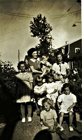 Yvonne L'Écuyer et les enfants