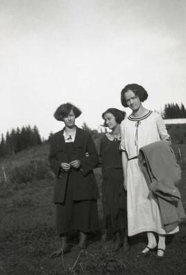 Trois femmes inconnues dans un champ