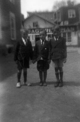 Jeunes hommes dans la rue