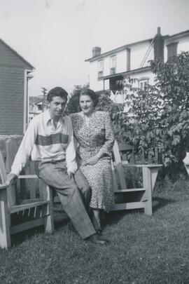 Homme et une femme assis sur la même chaise