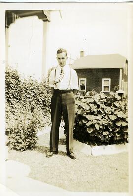 Bernard Vohl devant la maison d’Adrien Vohl
