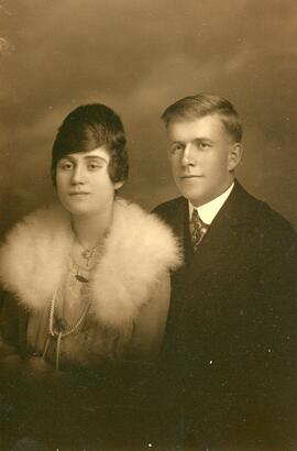 Laurent Giroux et Berthe Chouinard (avec un ruban souvenir de  leur noces d’argent