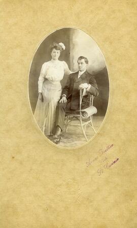 Photographie d’un couple (homme assis, femme debout)