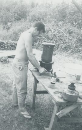 Homme qui fait du café dans une cafetière