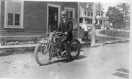 Un homme sur un moto