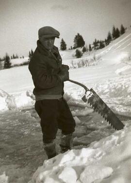 Un homme inconnu sciant des blocs de glace