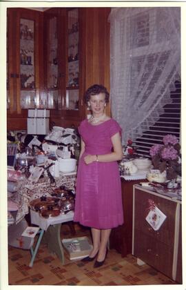 Fleurette Vohl avec ses cadeaux de mariage