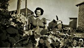 Yvonne L'Écuyer dans le jardin