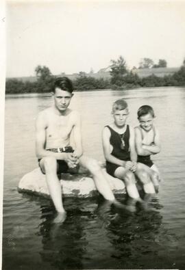 3 garçons sur roche sur rivières