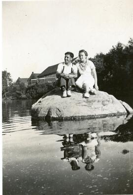 Un homme et une femme sur roche rivière
