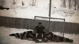 Joueur d'hockey inconnu Richard Joseph (gardien de but) Vachon Adélard couchés sur la patinoire