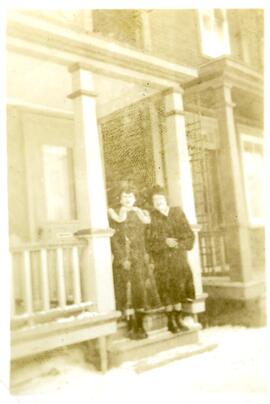 Deux femmes devant une maison du boulevard de la Montagne