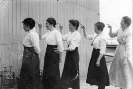 Cinq femmes en ligne