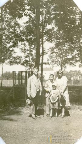 Un homme, une femme et deux enfants