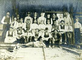 Groupe de tailleurs de pierre lors de la construction de la cathédrale St-Boniface