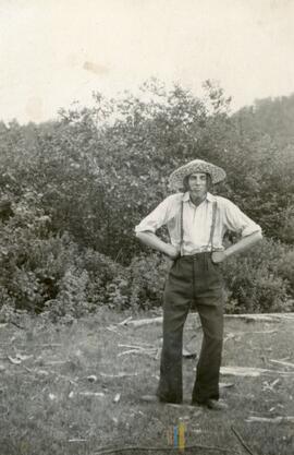 Un homme faite une drôle de pose