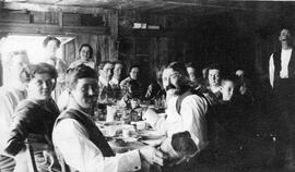 Frères et soeurs dînant à la table de leur père - Famille Noreau