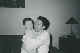 Homme qui tient un bébé dans ses bras