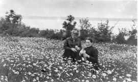 Deux femmes dans un champs de marguerite