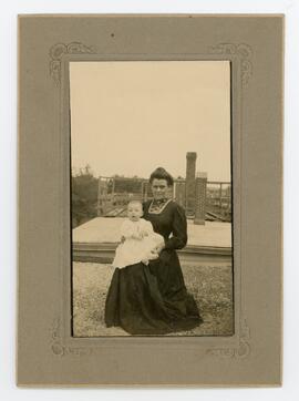 Femme et bébé sur un toit