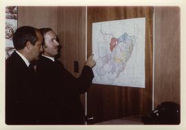 Marcel-R. Plamondon, député de Portneuf montre au Ministre Gabriel Loubier la carte du territoire de la Réserve Portneuf au bureau de Rivière-à-Pierre