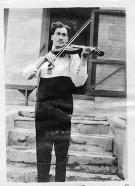 Homme jouant du violon