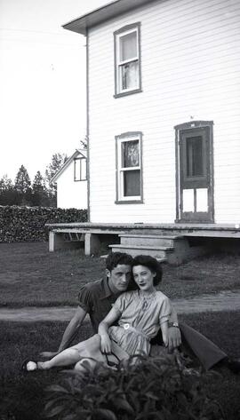 Delisle Pierre Vachon Thérèse assis dans le gazon en avant de la maison d'Arthur Vachon