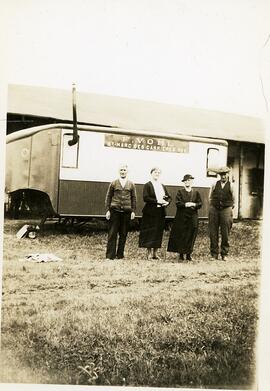 Anthyme Dussault, Régina Gauthier, Clara Gauthier et Fortunat Vohl devant la roulotte à chevaux