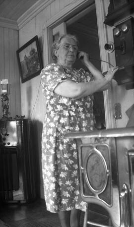 Mme Angers au téléphone
